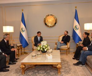 Presidente de El Salvador recibe a líder global de Consumo Electrónico de Samsung en su primera visita al país